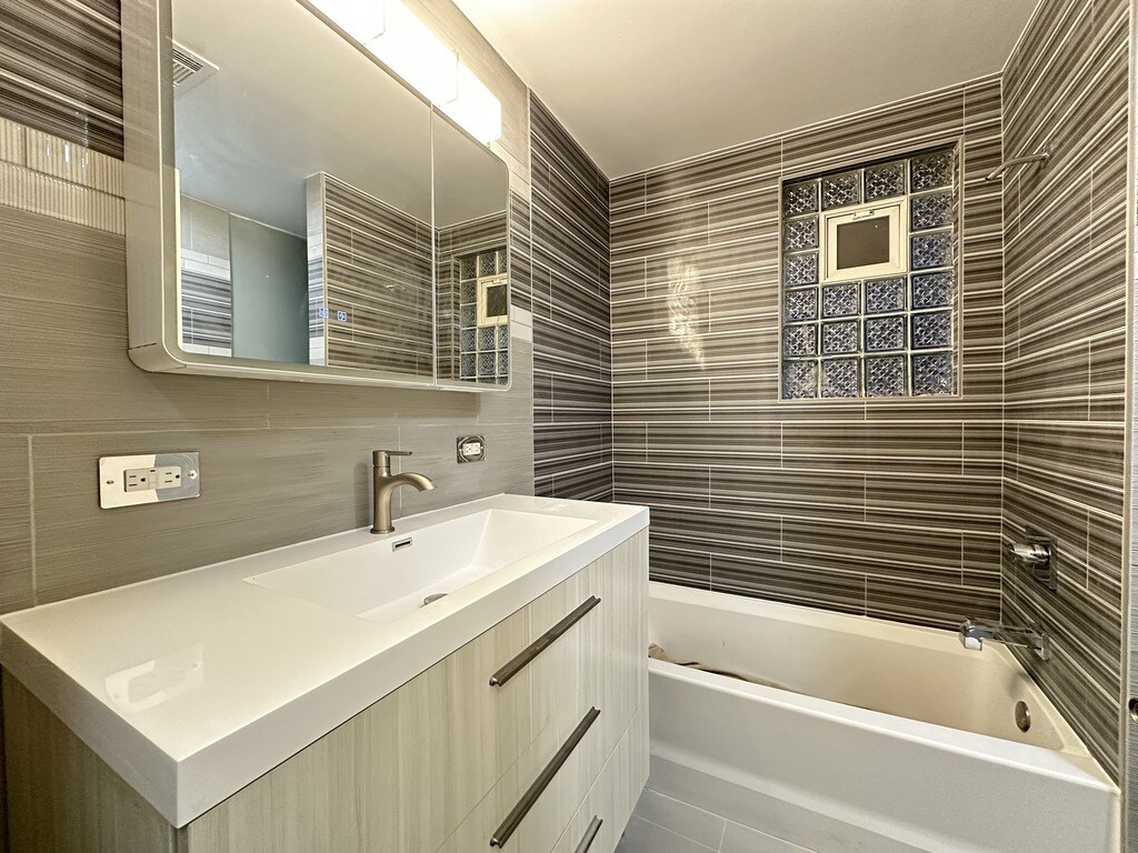 Building Photo - 3243 N Lakewood Ave