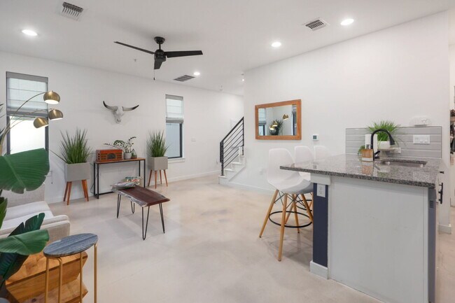 Building Photo - Spacious 3-Bedroom Townhouse Retreat 1 MON...