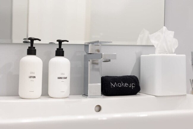 Building Photo - 150S S Independence Mall W