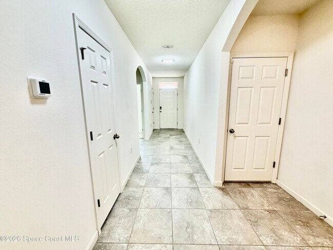 Building Photo - 388 Coyote Dr