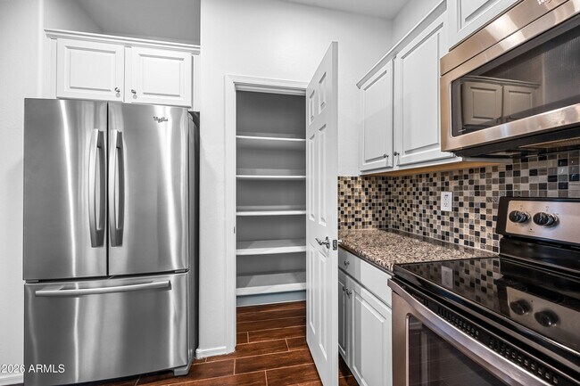 Building Photo - 2554 E Vermont Dr