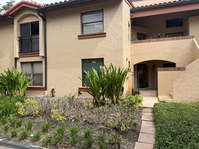 Building Photo - Spacious 2 Bedroom, 2 Bathroom Condo in Gated Lake Pineloch Village!