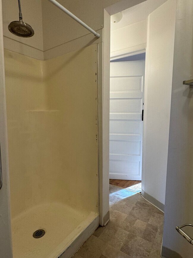 Building Photo - 1010 White Ave