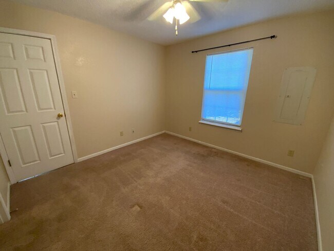 Building Photo - 3 Bedroom 2 Bathroom Duplex