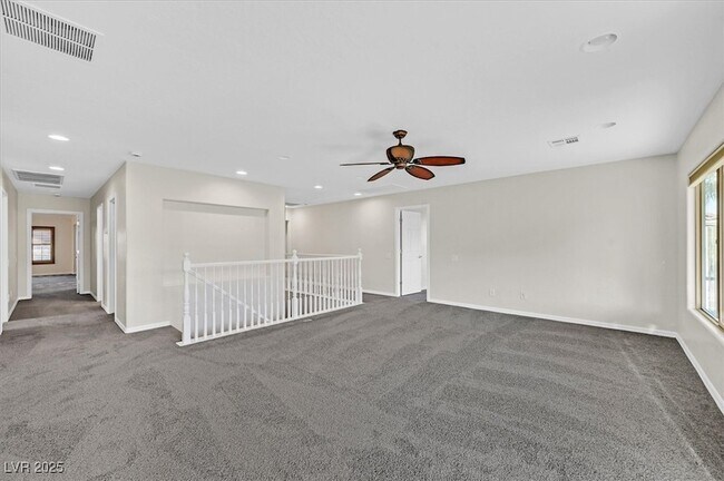 Building Photo - 65 Pangloss St