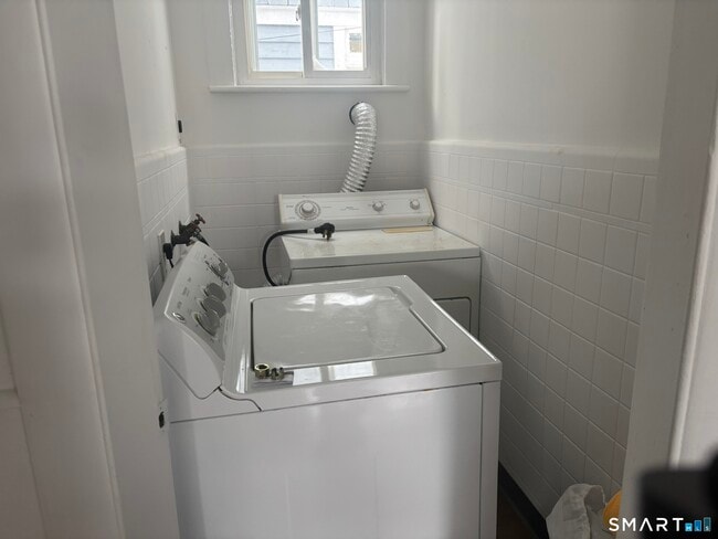 Building Photo - 73-75-75 Pixlee Pl