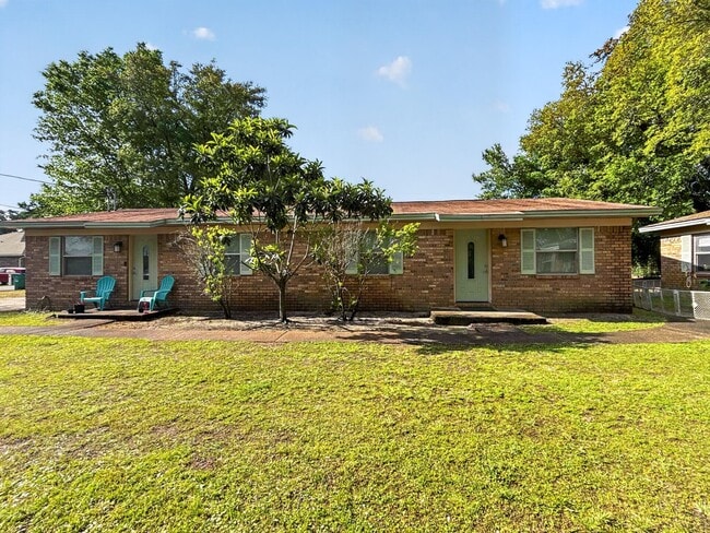 Building Photo - 806 Fairview Dr