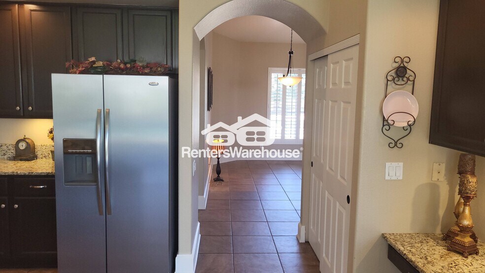 Building Photo - 3848 E Amberwood Dr