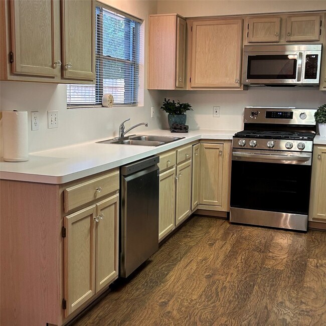 Building Photo - 8910 Driftstone Dr