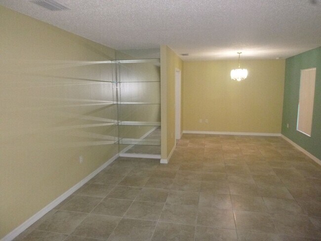 Building Photo - 301 Bloomingfield Dr