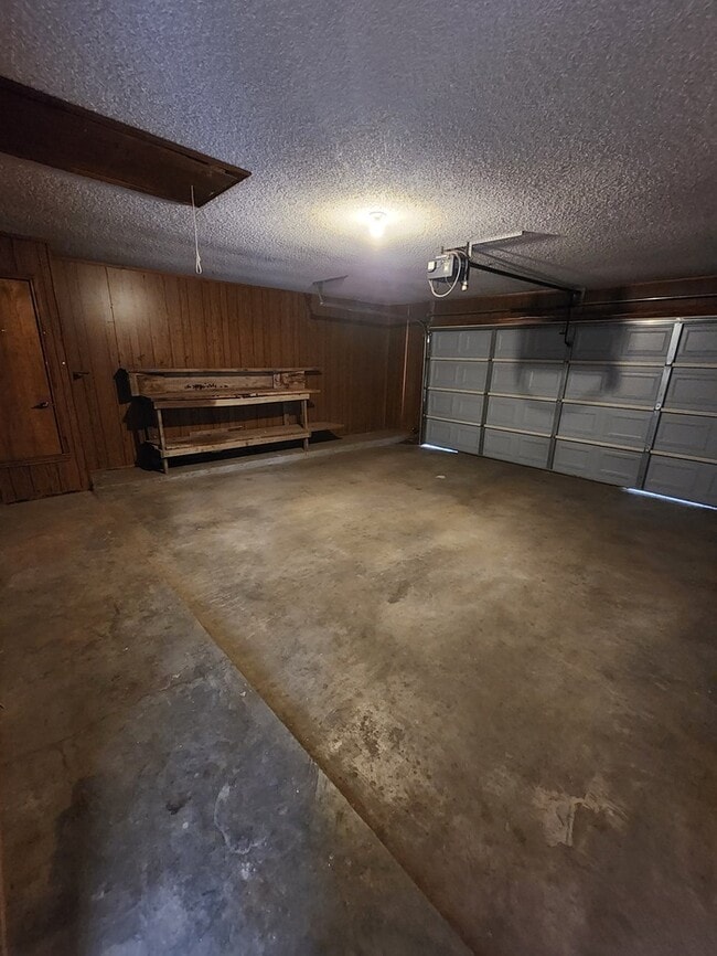 Building Photo - 2 bed 2 bath, 2 car garage