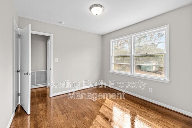 Building Photo - 1321 5 Mile Rd