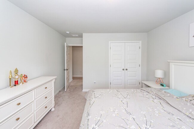 Building Photo - 6 Bedroom 4.5 Bath in Limehouse Village - Summerville