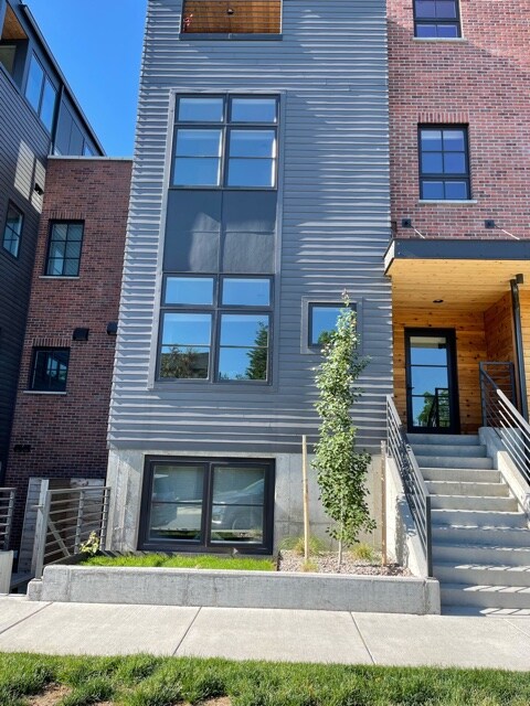 Building Photo - 18 E Beall St