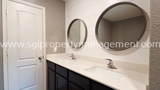 Building Photo - 942 Primrose Dr