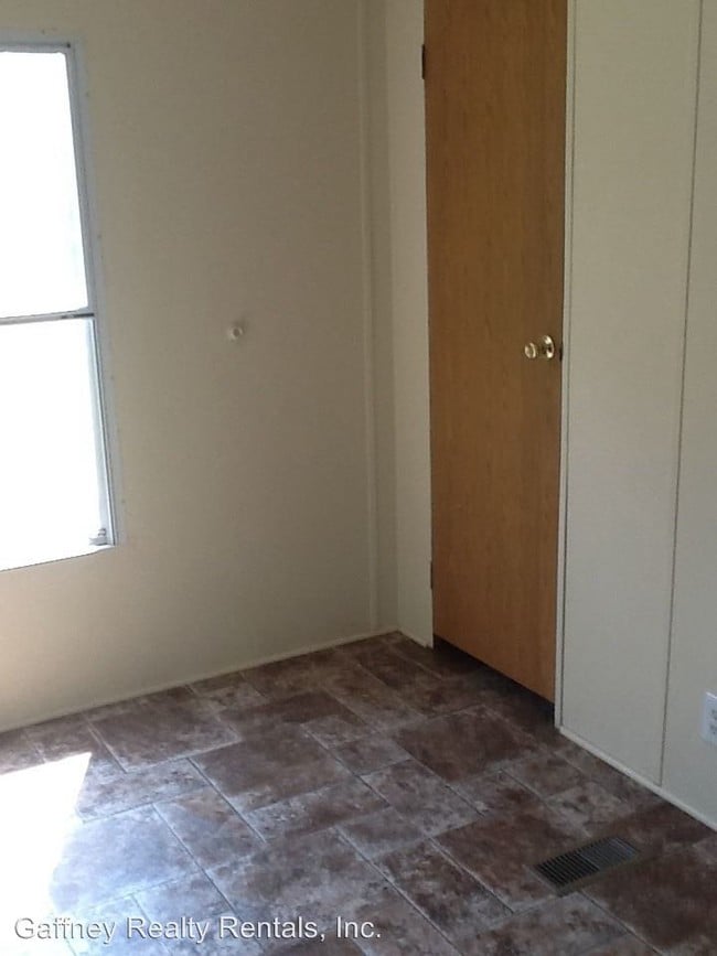 Building Photo - 4 br, 2 bath House - 308 River Dr.