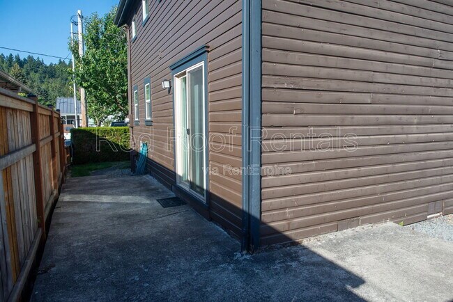 Building Photo - 211 Varner Ave NE