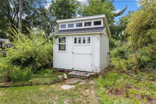 Building Photo - 6552 Orion Rd