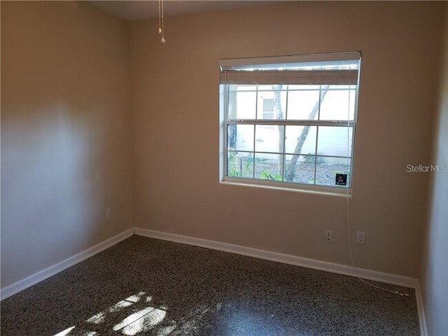 Building Photo - 1500 Roscomare Ave