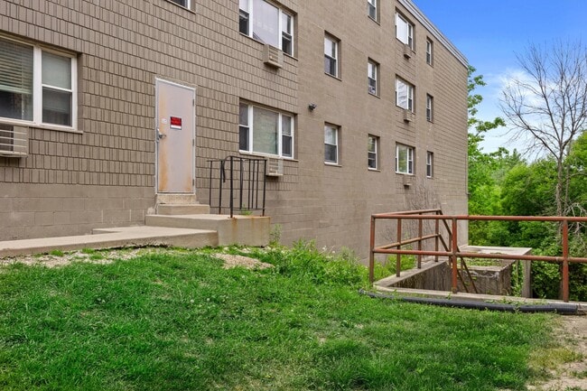 Building Photo - 2121 N Cambridge Ave