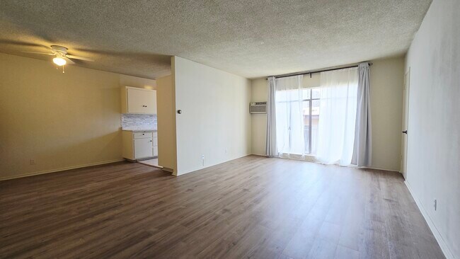 Building Photo - 526 S St Andrews Pl