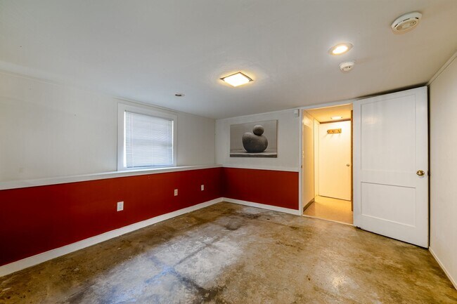 Building Photo - Coming Soon! Lovely Redwood Heights Home w...