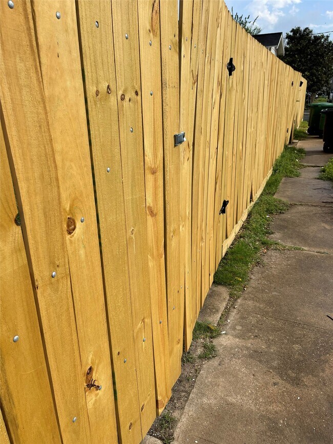 Building Photo - 2721 Napoleon St