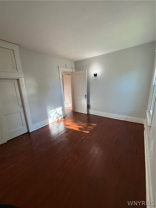 Building Photo - 301 Crestwood Ave