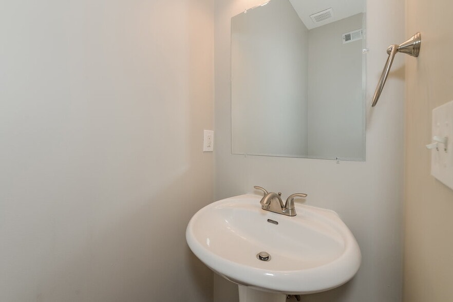 Building Photo - 1604 Zurich Dr