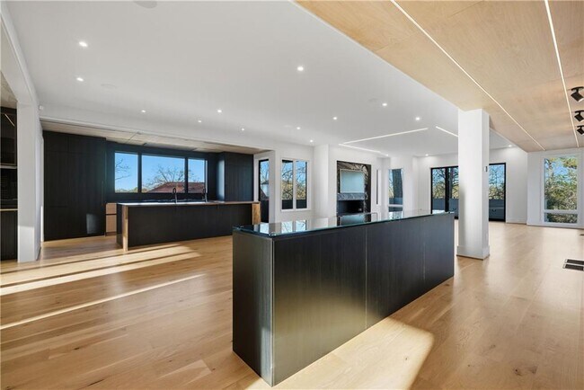 Building Photo - 1033 Reeder Cir NE