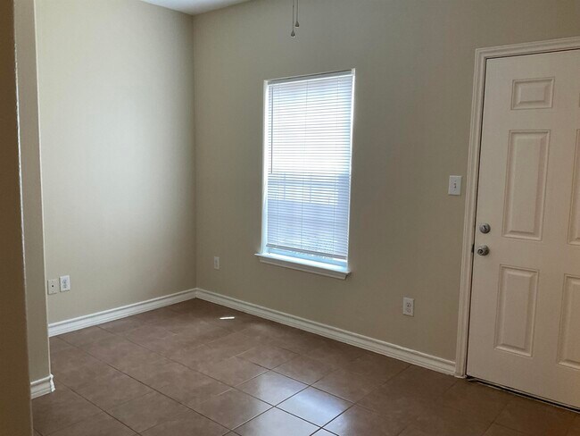 Building Photo - 1014 Ranchway Dr