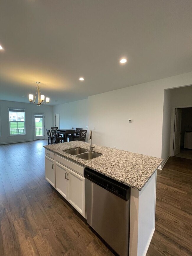 Building Photo - Spacious Home in Westhill Community