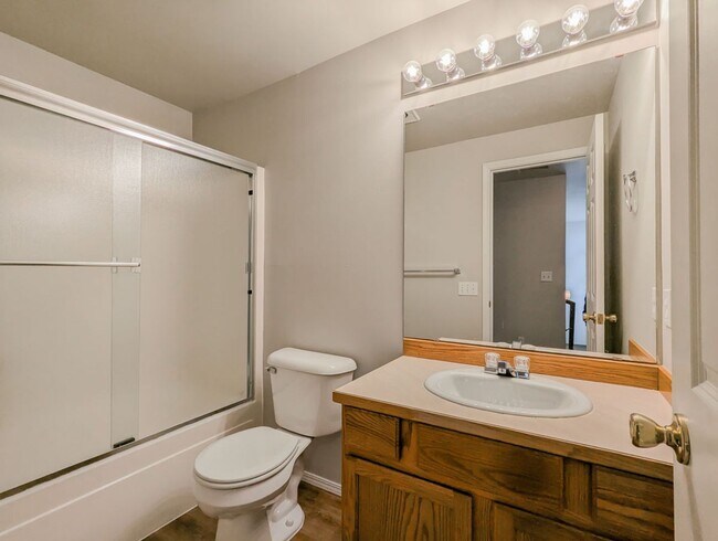 Building Photo - 417 Pine Ave