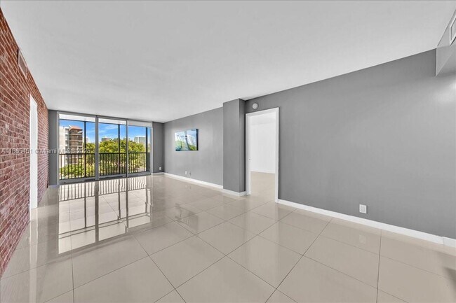 Primary Photo - 3101 N Country Club Dr