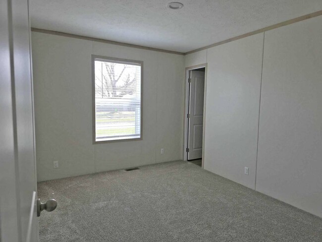 Building Photo - 415 NW Poplar Ave