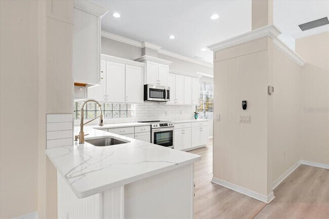 Building Photo - 700 Silk Oak Dr