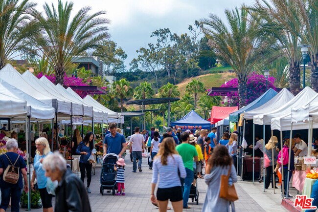 Building Photo - 6400 Crescent Prk E