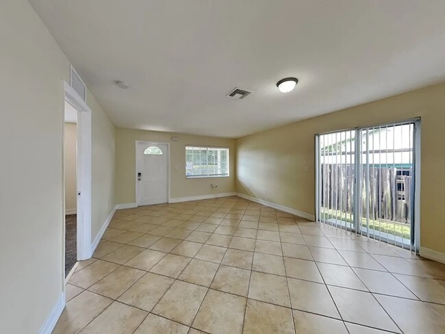 Building Photo - 6314 Plunkett St