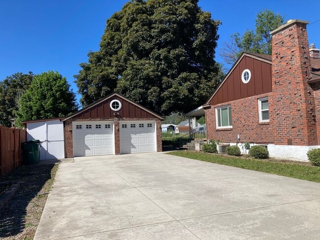 Building Photo - Spacious 4 Bedroom on Upriver Drive