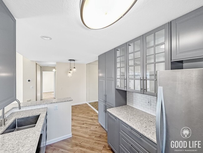 Building Photo - Stunning 2BD/2BA W/ Updated Kitchen and Re...