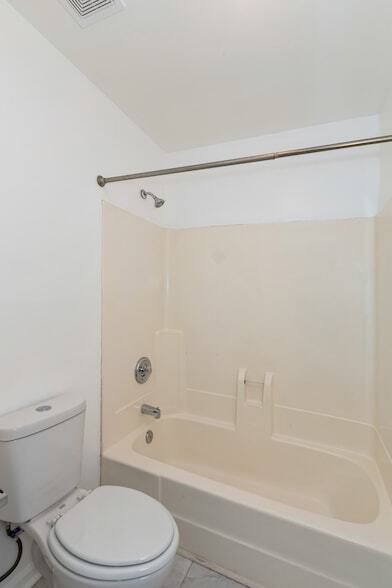 Building Photo - 513 Williamsburg Dr