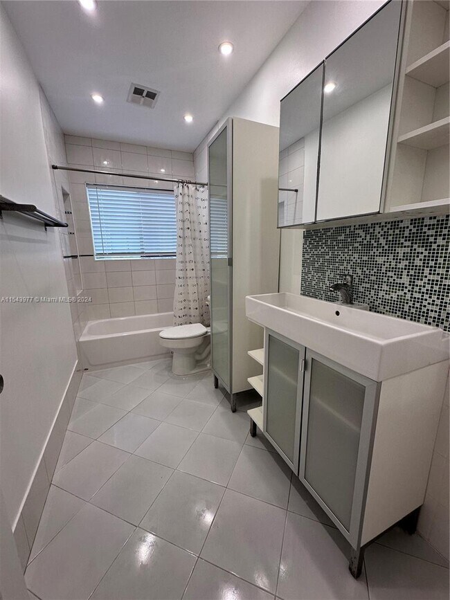 Building Photo - 547 Patio Village Way