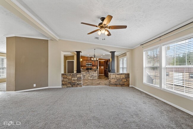 Building Photo - Beautiful 4 Bed 2 Bath!