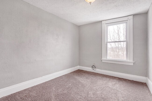 Building Photo - Newly Renovated 4 Bedroom Home in West Lib...