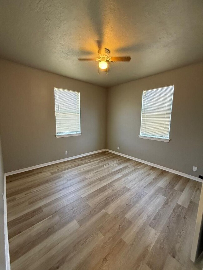 Building Photo - Beautifully Remodeled 2 Bed | 1 Bath | 1-Car Garage on Large Lot