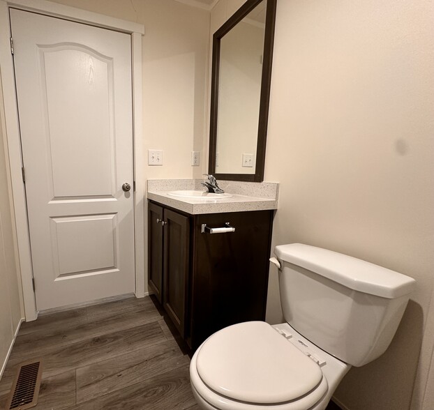 Building Photo - 8 Bing St N