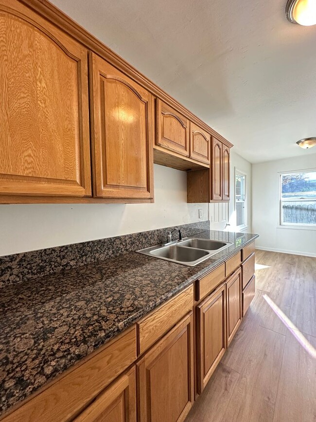 Building Photo - Charming Three Bedroom Near Westfield Park