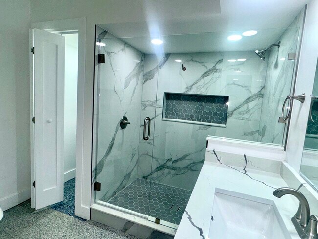 Building Photo - 13815 Good Life Rd