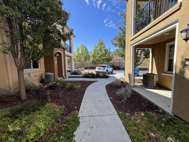 Building Photo - Spacious 2 Bedroom Townhome in San Jose