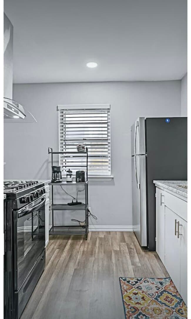 Building Photo - 2302 Royal Dr